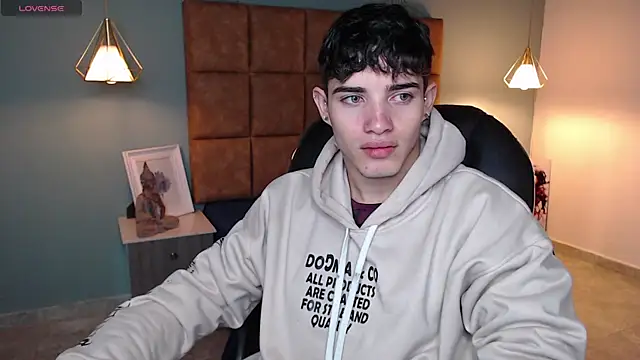 AlejooTwink online show from 02/08/25, 04:04