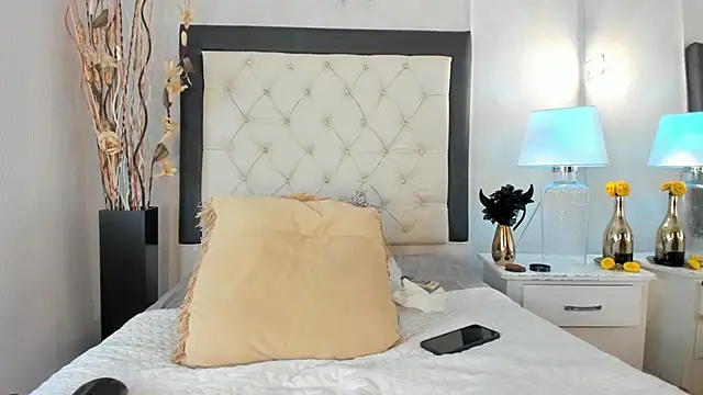 GaleHodge online show from 12/17/25, 04:29