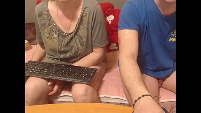 Snapshot of sweetcouplesweets chatting on 03/19/25, 03:52 sweetcouplesweets online show from 03/19/25, 03:52