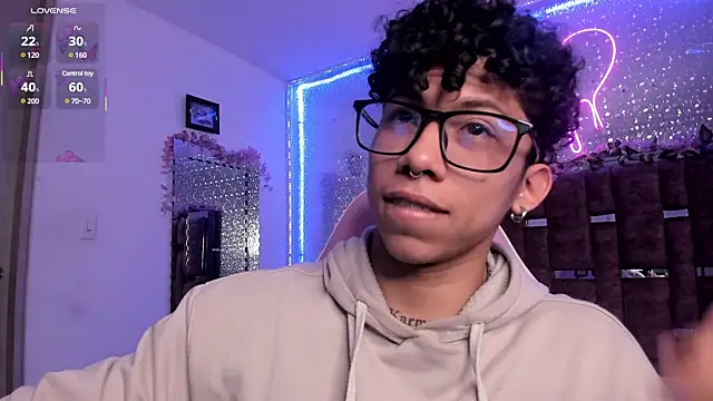 Snapshot of AkazaBoy_ chatting on 02/04/25, 04:26 AkazaBoy online show from 02/04/25, 04:26