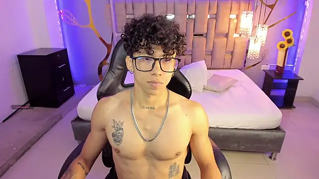 Snapshot of AkazaBoy_ chatting on 03/02/25, 04:39 AkazaBoy online show from 03/02/25, 04:39