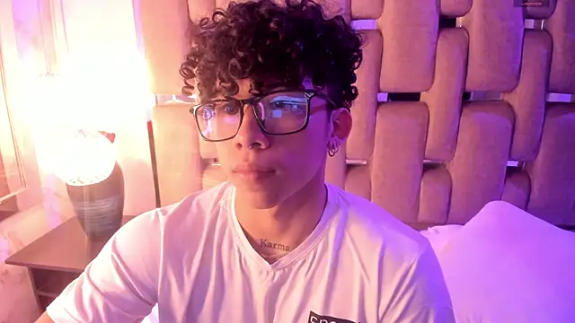 Snapshot of AkazaBoy_ chatting on 11/15/25, 08:38 AkazaBoy online show from 11/15/25, 08:38