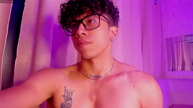 Snapshot of AkazaBoy_ chatting on 11/21/25, 04:33 AkazaBoy online show from 11/21/25, 04:33