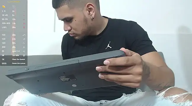 Aaron Hunter  online show from 12/17/24, 11:16