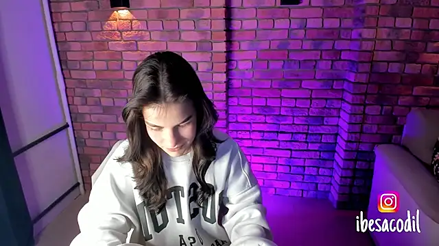 Snapshot of adriana_allien chatting on 01/17/25, 10:01 adriana allien online show from 01/17/25, 10:01