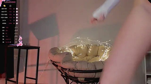 Snapshot of Lili_Roze_ chatting on 01/07/25, 12:45 Lili Roze online show from 01/07/25, 12:45