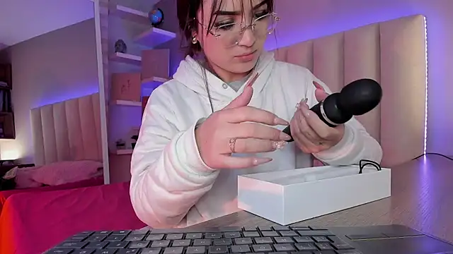 Megan mooree  online show from 03/07/25, 11:40