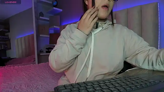 Megan mooree  online show from 03/19/25, 11:39