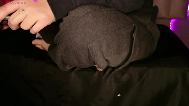 Megan mooree  online show from 11/06/25, 01:01