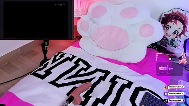 Snapshot of LemonSweet2 chatting on 11/26/25, 01:39 LemonSweet2 online show from 11/26/25, 01:39