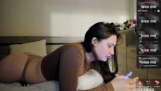 Snapshot of Holly_Molii chatting on 02/23/25, 02:35 Holly Molii online show from 02/23/25, 02:35