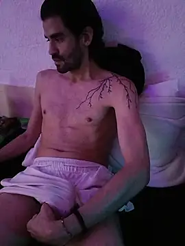 Snapshot of johngil0995 chatting on 11/17/25, 03:23 johngil0995 online show from 11/17/25, 03:23