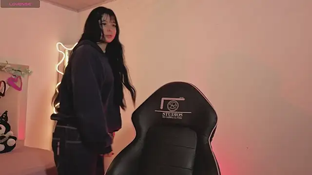 hina tay online show from 12/18/25, 03:01