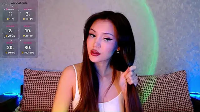 Min Jee  online show from 03/04/25, 03:26