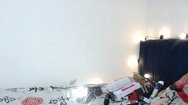 Snapshot of Bitsy_Messy chatting on 12/18/24, 06:32 Bitsy Messy online show from 12/18/24, 06:32