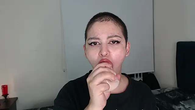 Snapshot of Bitsy_Messy chatting on 03/04/25, 10:02 Bitsy Messy online show from 03/04/25, 10:02