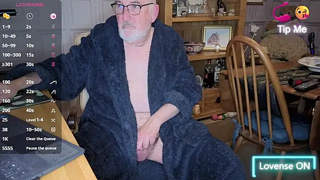 Adamdaddybear online show from 10/17/25, 08:22