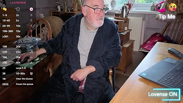 Adamdaddybear online show from 10/30/25, 07:43