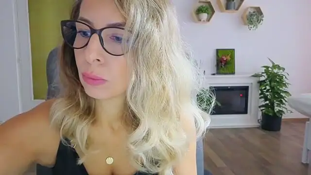 SukyGirl online show from 10/28/25, 07:45