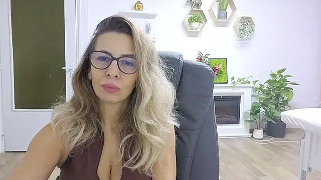 SukyGirl online show from 11/29/25, 11:02