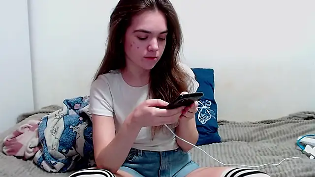 Snapshot of SallyMkn chatting on 02/05/25, 12:17 SallyMkn online show from 02/05/25, 12:17