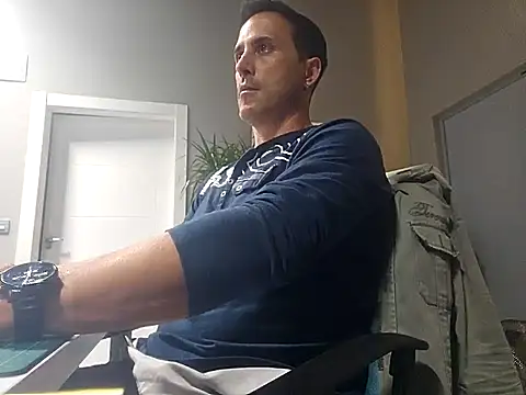 Snapshot of Lucas___81 chatting on 10/27/25, 07:29 Lucas 81 online show from 10/27/25, 07:29