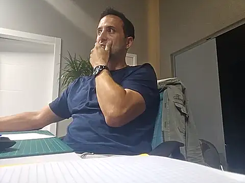 Snapshot of Lucas___81 chatting on 10/28/25, 07:27 Lucas 81 online show from 10/28/25, 07:27