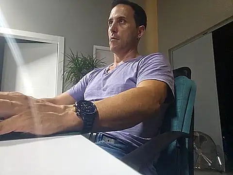 Snapshot of Lucas___81 chatting on 10/30/25, 07:25 Lucas 81 online show from 10/30/25, 07:25