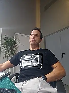 Snapshot of Lucas___81 chatting on 11/13/25, 07:24 Lucas 81 online show from 11/13/25, 07:24