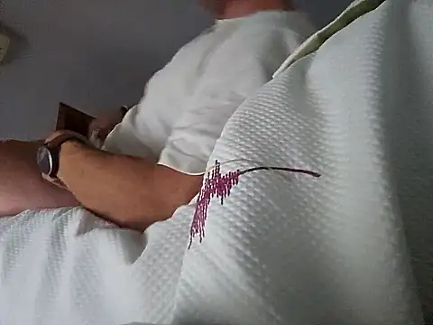 Snapshot of Lucas___81 chatting on 11/17/25, 01:28 Lucas 81 online show from 11/17/25, 01:28