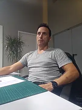 Snapshot of Lucas___81 chatting on 11/26/25, 07:15 Lucas 81 online show from 11/26/25, 07:15