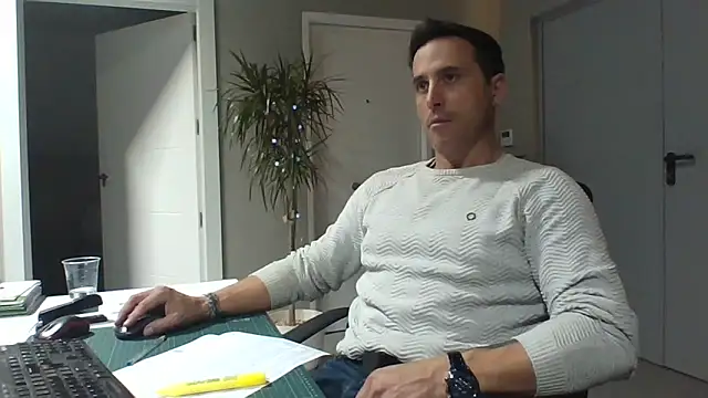 Snapshot of Lucas___81 chatting on 12/17/25, 07:20 Lucas 81 online show from 12/17/25, 07:20