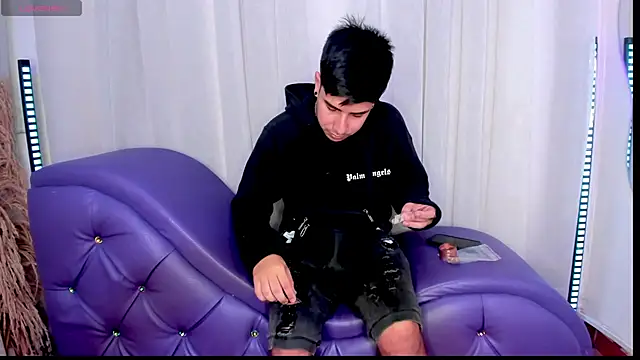 Snapshot of Yourslust_ chatting on 11/23/25, 01:33 Yourslust online show from 11/23/25, 01:33