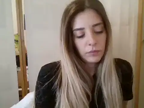 Snapshot of MissBella131 chatting on 12/17/24, 08:21 MissBella131 online show from 12/17/24, 08:21