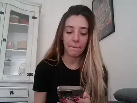 Snapshot of MissBella131 chatting on 12/19/24, 11:07 MissBella131 online show from 12/19/24, 11:07