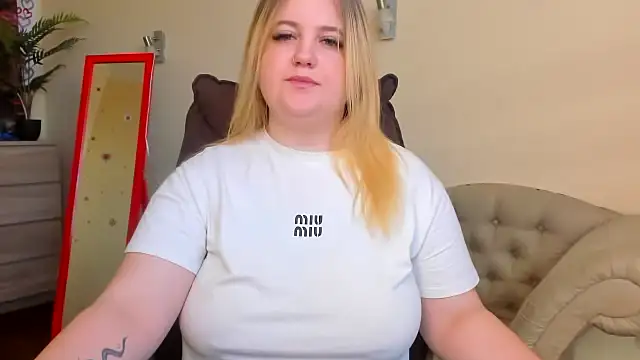 Snapshot of Doliss chatting on 09/17/25, 06:15 Doliss online show from 09/17/25, 06:15