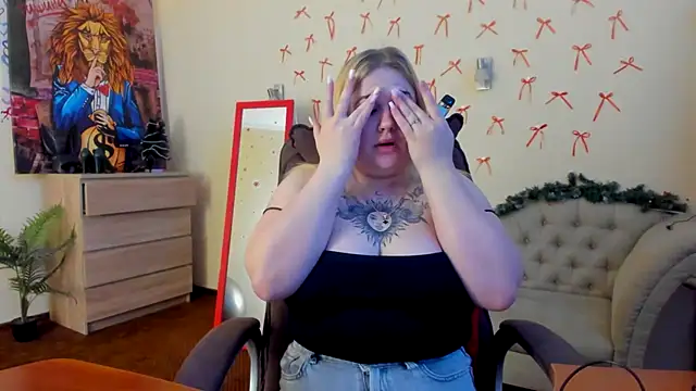 Snapshot of Doliss chatting on 12/14/25, 07:03 Doliss online show from 12/14/25, 07:03