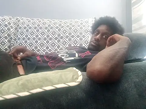 Snapshot of DevinToore chatting on 11/06/25, 07:37 DevinToore online show from 11/06/25, 07:37