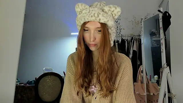 LisaIcon online show from 11/28/25, 07:27