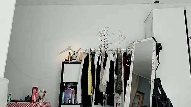 LisaIcon online show from 12/17/25, 08:04