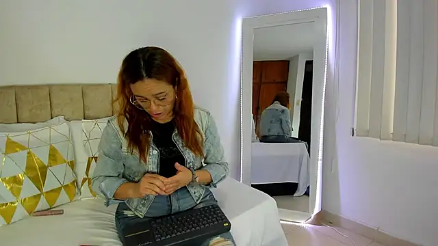 cristalwalker   online show from 11/04/25, 12:26