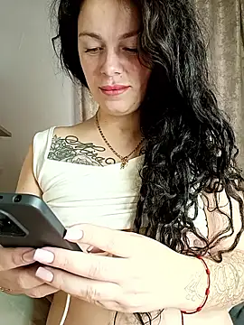 Snapshot of Lola_Hale chatting on 10/22/25, 06:24 Lola Hale online show from 10/22/25, 06:24