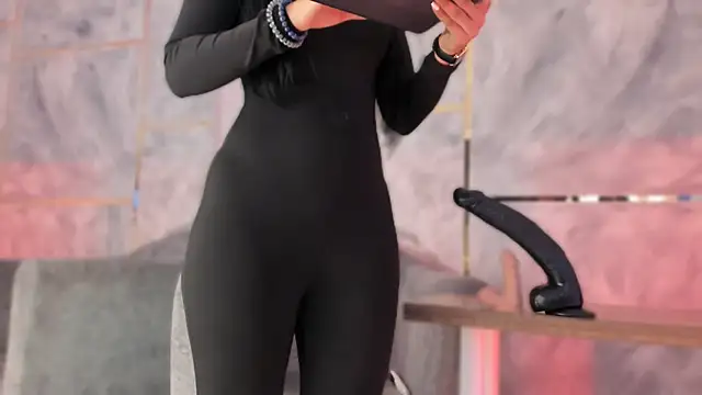 Ellaochoa online show from 12/15/25, 11:25