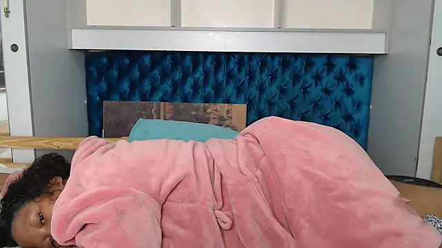 Snapshot of Zeeyonce696 chatting on 12/02/24, 09:39 Zeeyonce696 online show from 12/02/24, 09:39