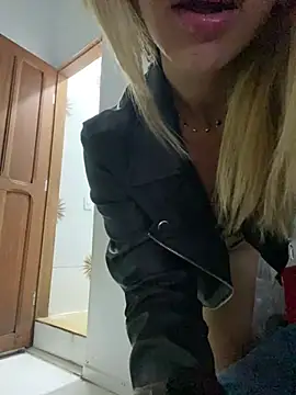 Snapshot of Carolinen chatting on 01/22/25, 10:59 Carolinen online show from 01/22/25, 10:59