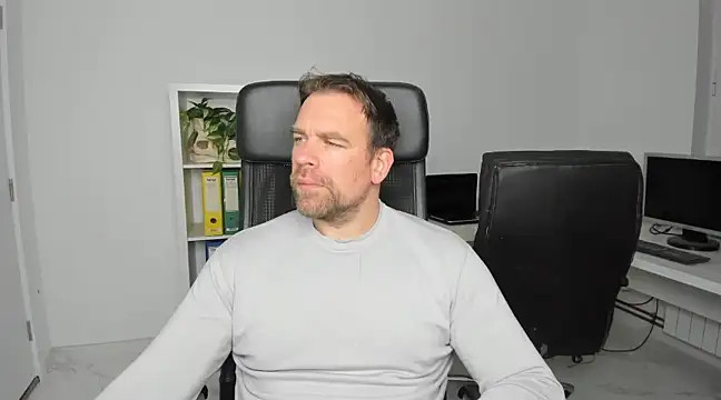 Snapshot of John-E-Dough chatting on 12/03/24, 05:09 John-E-Dough online show from 12/03/24, 05:09