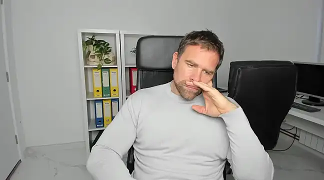 Snapshot of John-E-Dough chatting on 12/04/24, 08:01 John-E-Dough online show from 12/04/24, 08:01