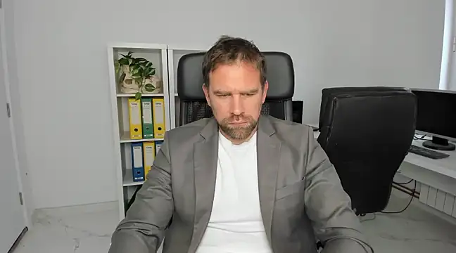 Snapshot of John-E-Dough chatting on 12/06/24, 08:59 John-E-Dough online show from 12/06/24, 08:59