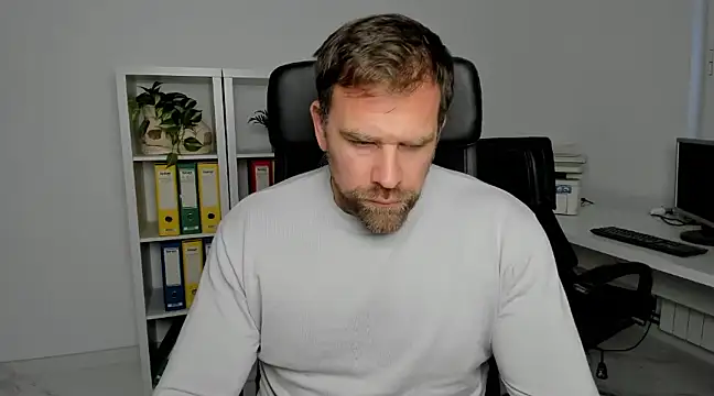 Snapshot of John-E-Dough chatting on 12/11/24, 08:47 John-E-Dough online show from 12/11/24, 08:47