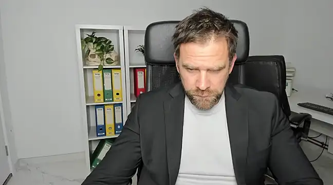 Snapshot of John-E-Dough chatting on 12/18/24, 03:58 John-E-Dough online show from 12/18/24, 03:58